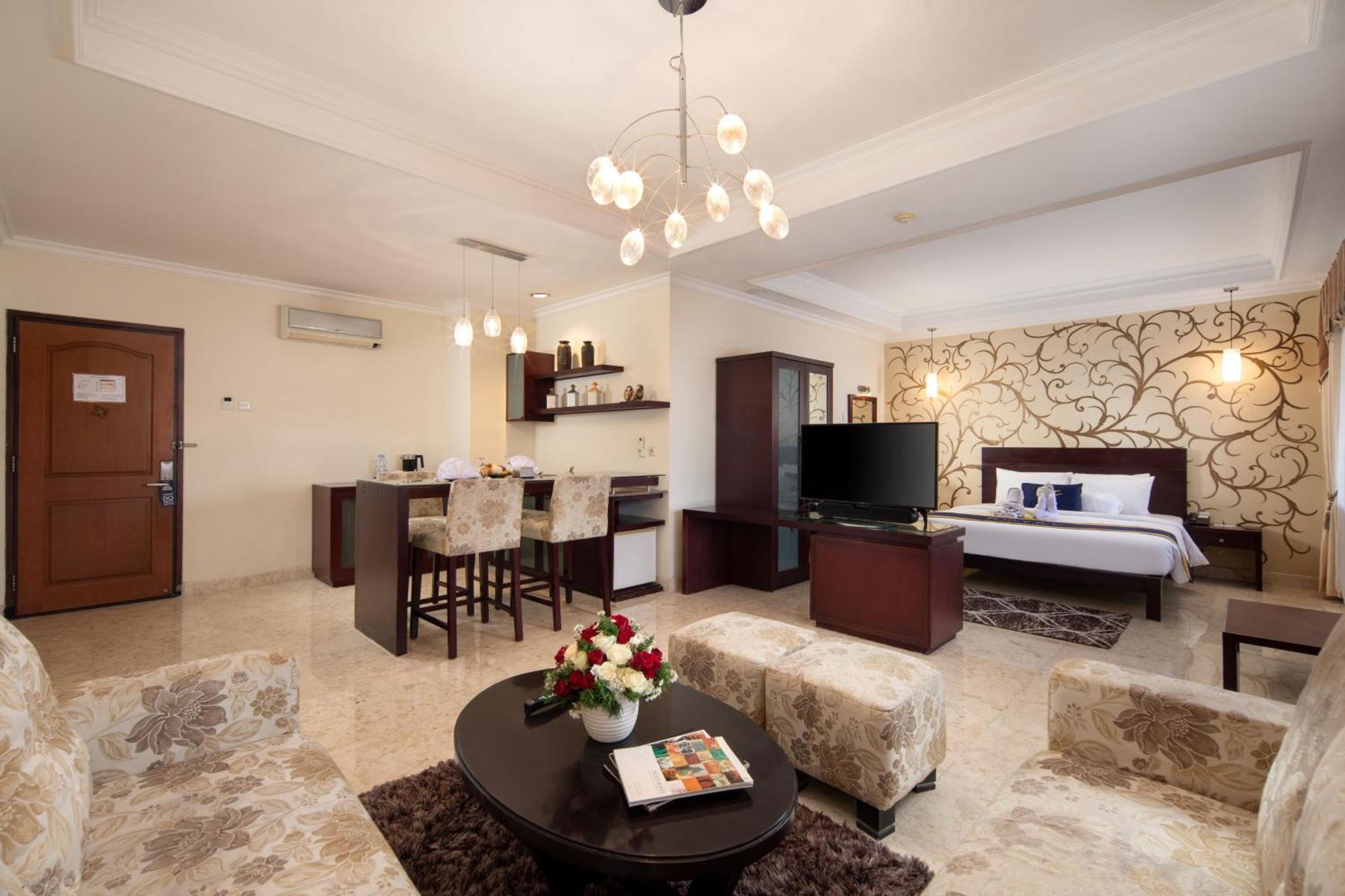Royal Hotel And Villa Batu Batu  Exterior photo